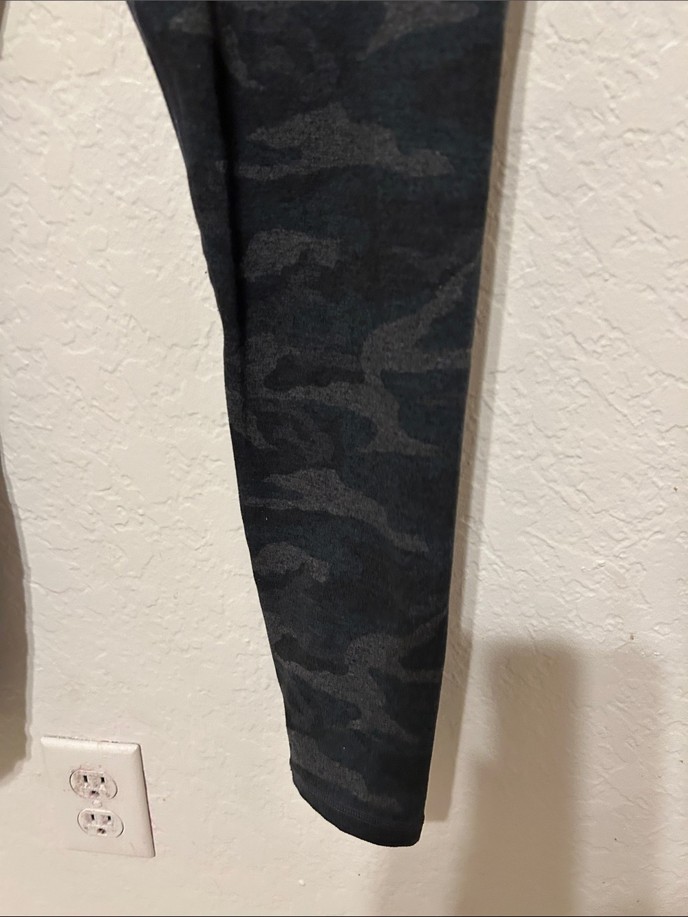 🍔VUORI high-Waist Black Camo elevation performance Leggings size M GUC - Picture 6 of 14